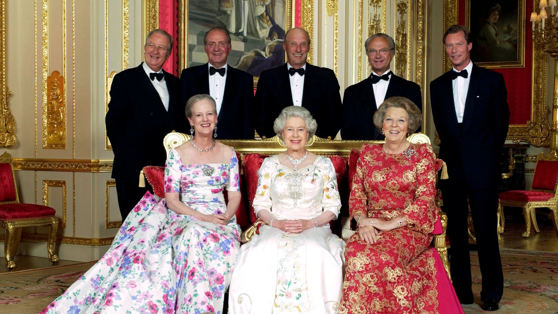 : Salón Crimson en el Castillo de Windsor, la reina Isabel II con los soberanos reinantes de Europa para una fotografía única con motivo de su Jubileo de Oro.
(De izquierda a derecha, al frente): la reina de Dinamarca, la reina Isabel II, la reina de los Países Bajos.
(Detrás): el rey de los belgas, el rey de España, el rey de Noruega, el rey de Suecia, el gran duque de Luxemburgo.
(De izquierda a derecha, al frente): reina Margarita II, reina Isabel II, reina Beatriz;
(De izquierda a derecha, detrás): rey Alberto II, rey Juan Carlos, rey Harald, rey Carlos Gustavo, gran duque Enrique de Luxemburgo.
(De izquierda a derecha, al frente): la reina de Dinamarca, la reina Isabel II, la reina de los Países Bajos.
(Detrás): el rey de los belgas, el rey de España, el rey de Noruega, el rey de Suecia, el gran duque de Luxemburgo.
(De izquierda a derecha, al frente): reina Margarita II, reina Isabel II, reina Beatriz;
(De izquierda a derecha, detrás): rey Alberto II, rey Juan Carlos, rey Harald, rey Carlos Gustavo, gran duque Enrique de Luxemburgo.