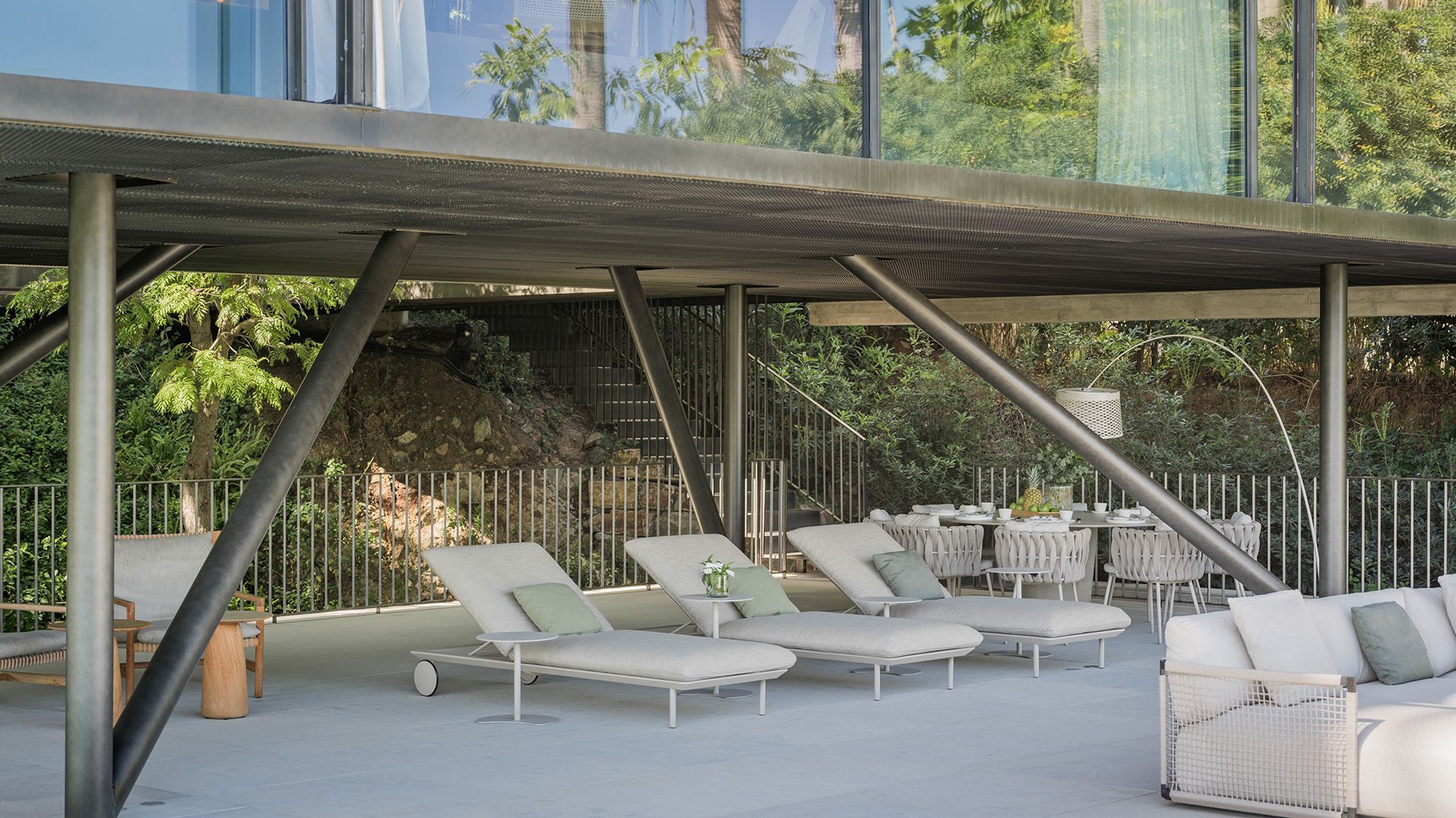 Pérgola con zona de comedor exterior, zona de relax con tumbonas y salón