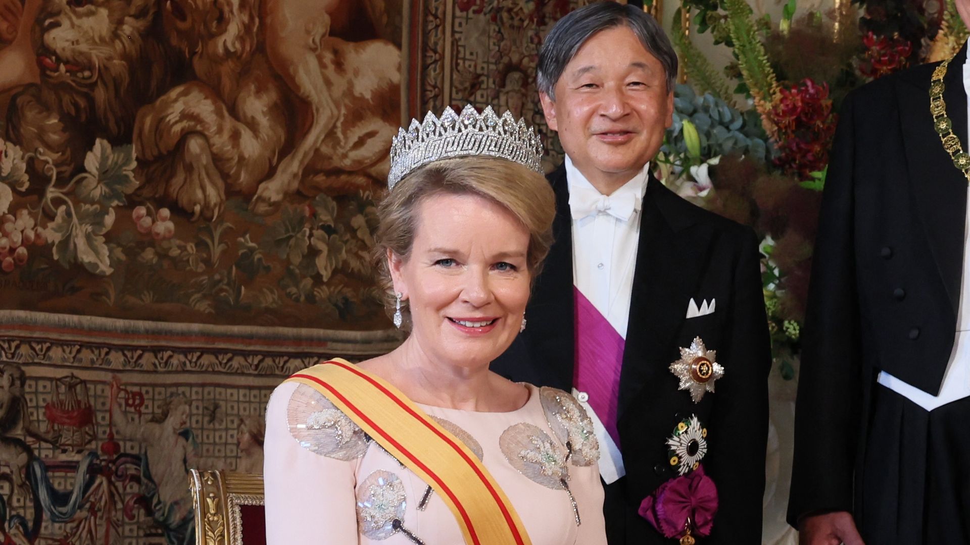 El homenaje de la reina Matilde a los emperadores de Japón con su vestido de gala bordado