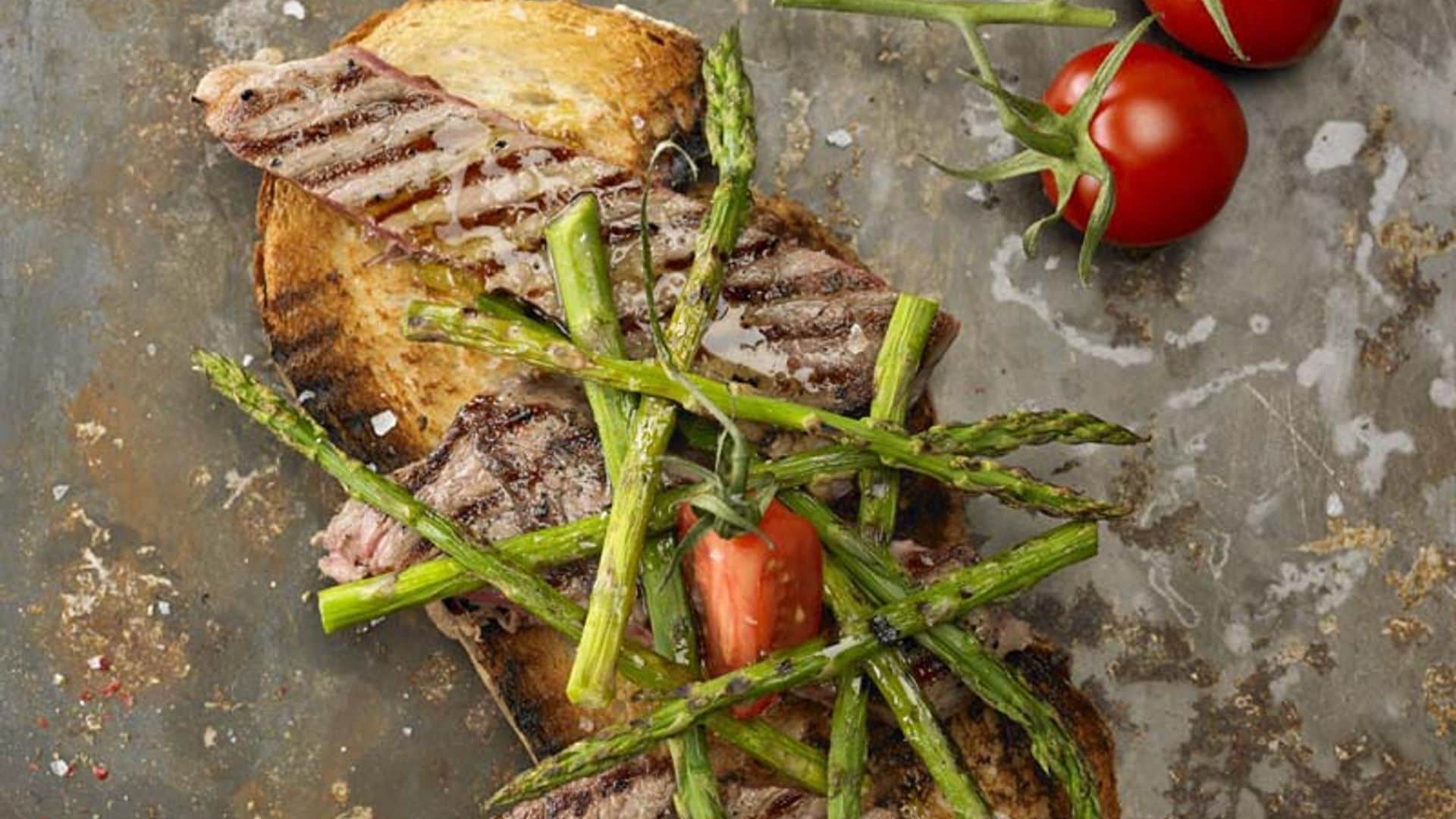 Tostas con solomillo y espárragos