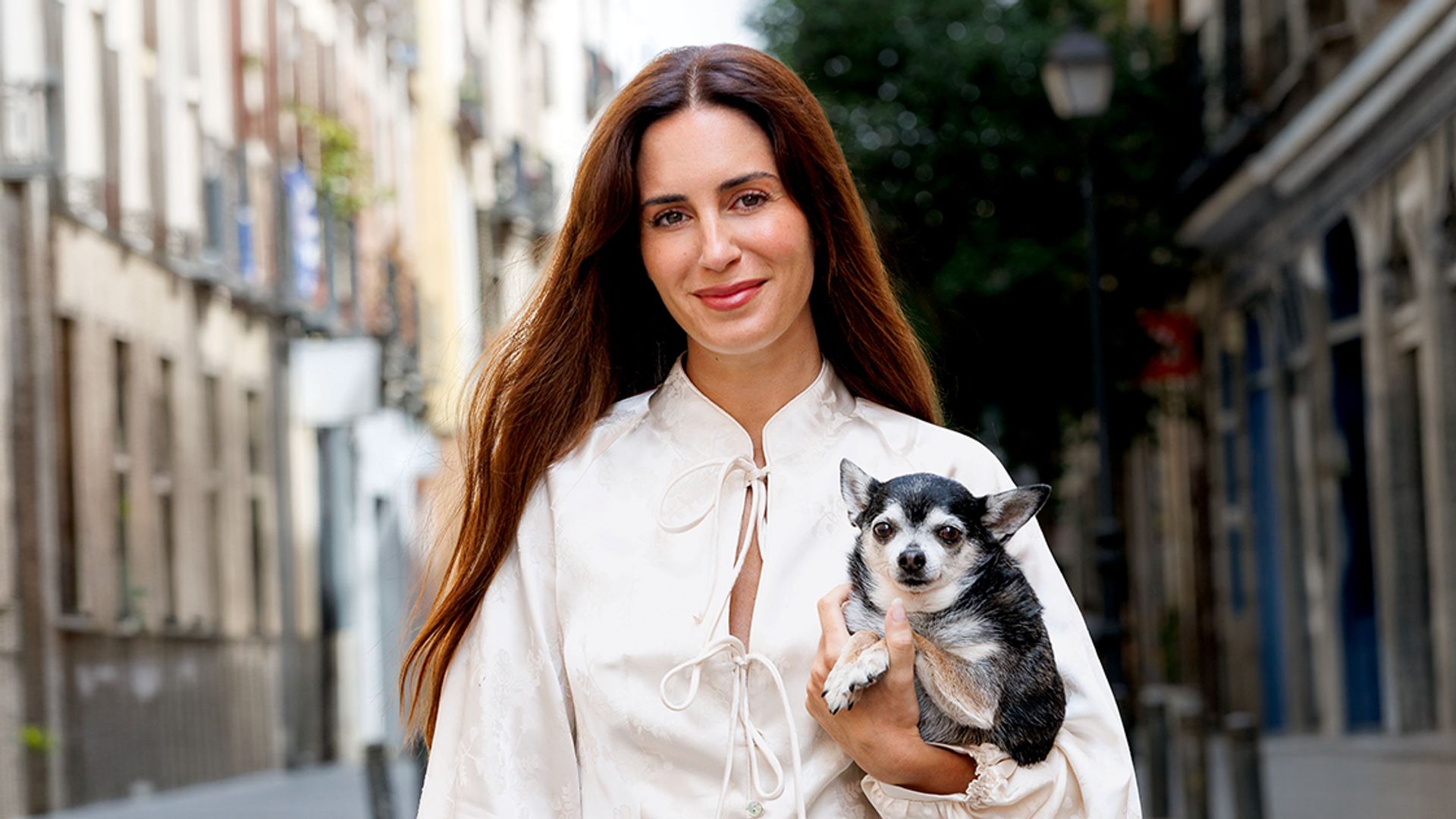 Gala González nos presenta a su 'hijo' Zambu, su chihuahua viajero: de su flechazo en un 'story' a sus aventuras como motero