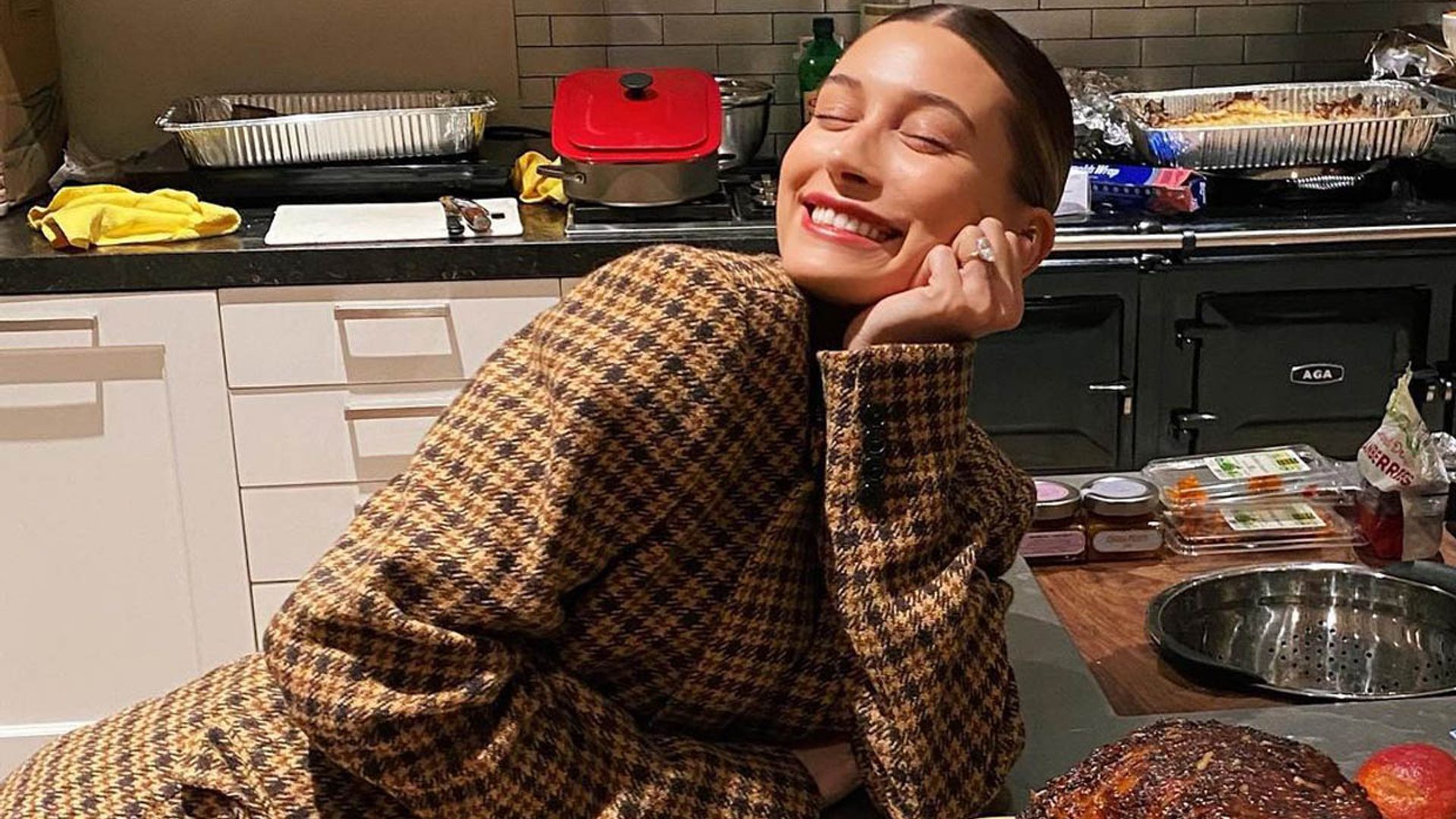 Hailey Bieber celebra Acción de Gracias con la americana de cuadros que falta en tu armario