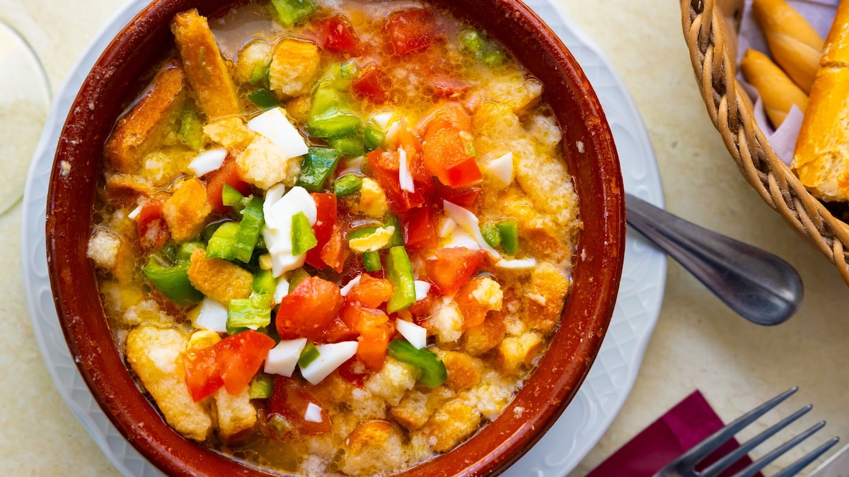 El plato veraniego típico de Extremadura ‘primo’ del salmorejo: receta saludable para combatir el calor