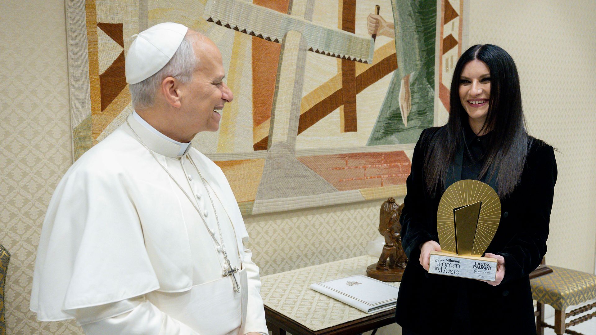 Laura Pausini tuvo un ameno encuentro con el Papa León XIV