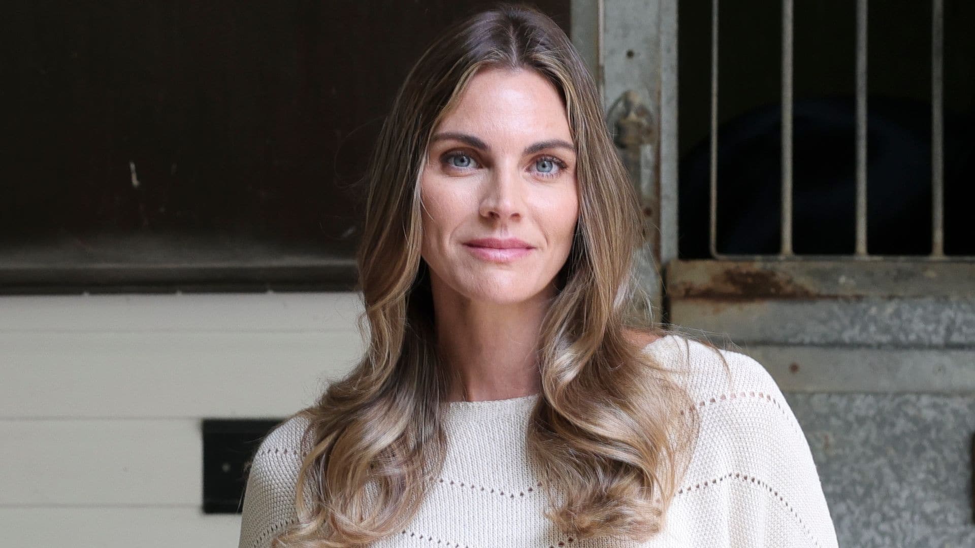 Amaia Salamanca se suma al pelo natural: las ondas suaves que arrasan este otoño