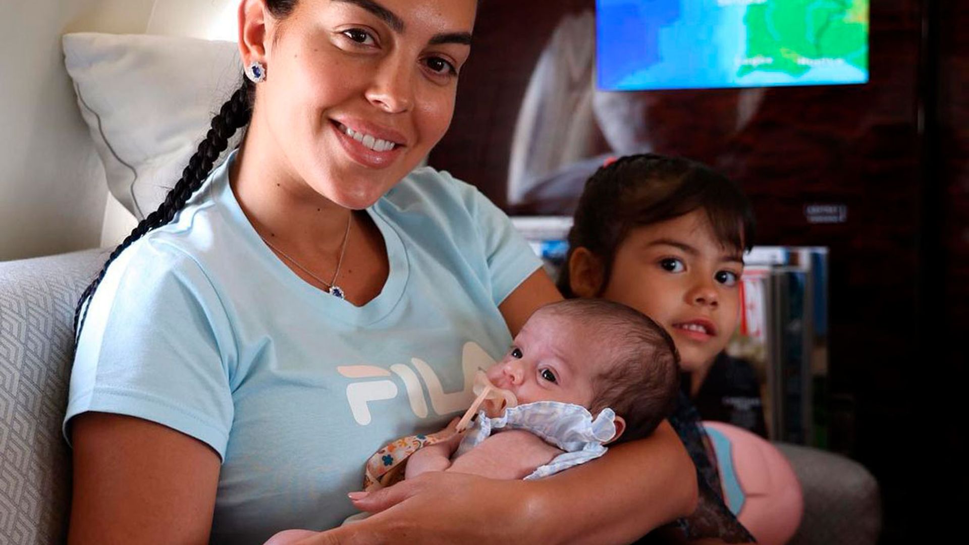 Georgina comparte el vídeo más tierno de Bella Esmeralda que, con solo 5 meses, se entretiene con este hobby