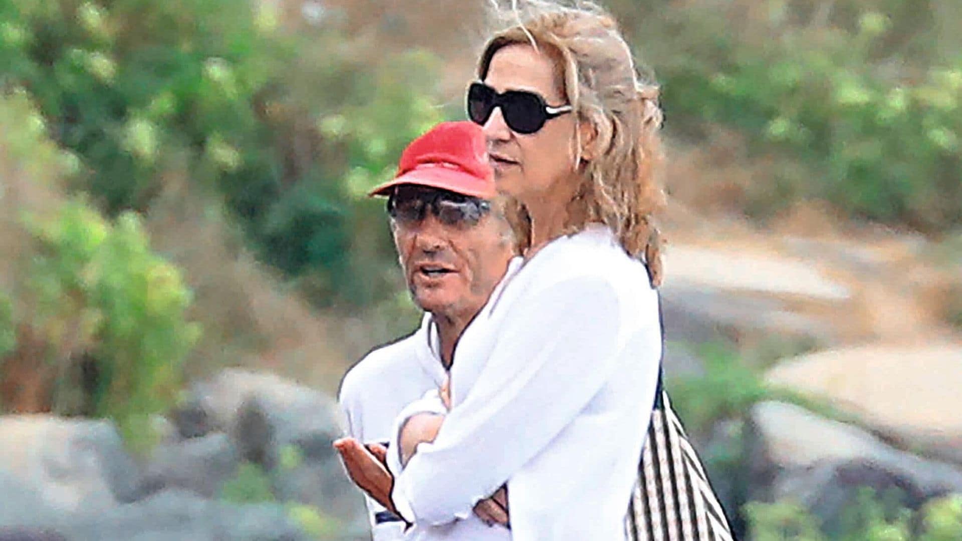 La Infanta Cristina e Iñaki Urdangarín, las imágenes más sorprendentes del verano: vacaciones juntos con sus hijos en Bidart