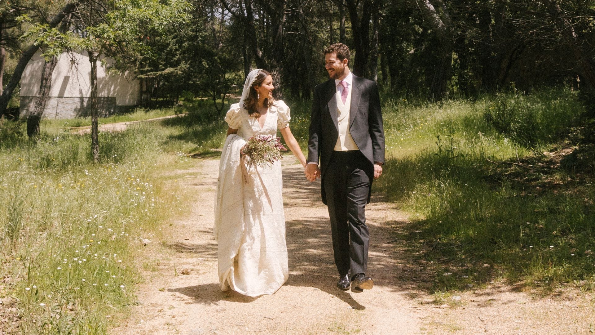 Diana con vestido de novia 'prêt-à-porter' de Alejandra Valero