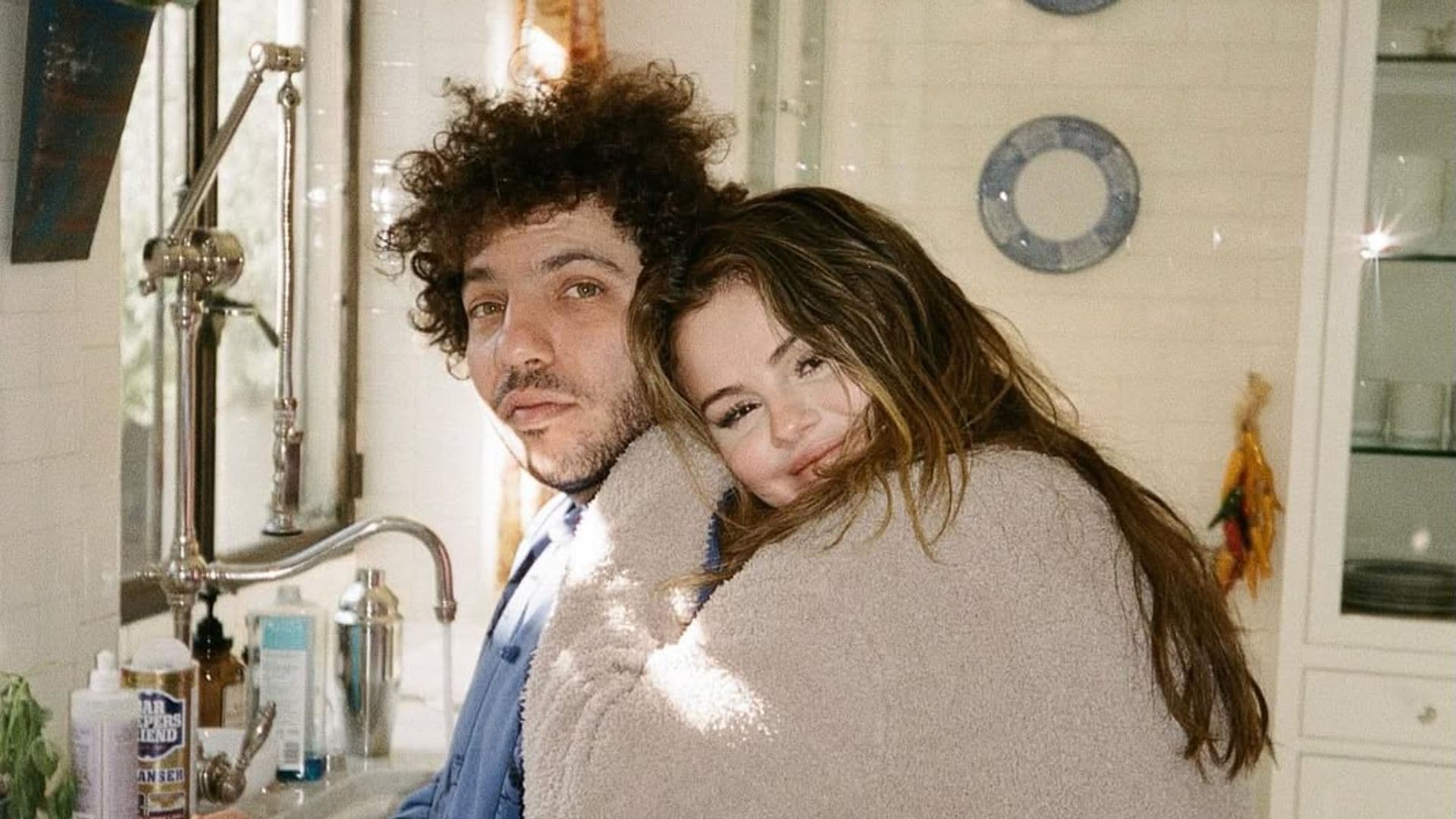 Selena Gomez y Benny Blanco se comprometen y ella presume su espectacular anillo de diamantes