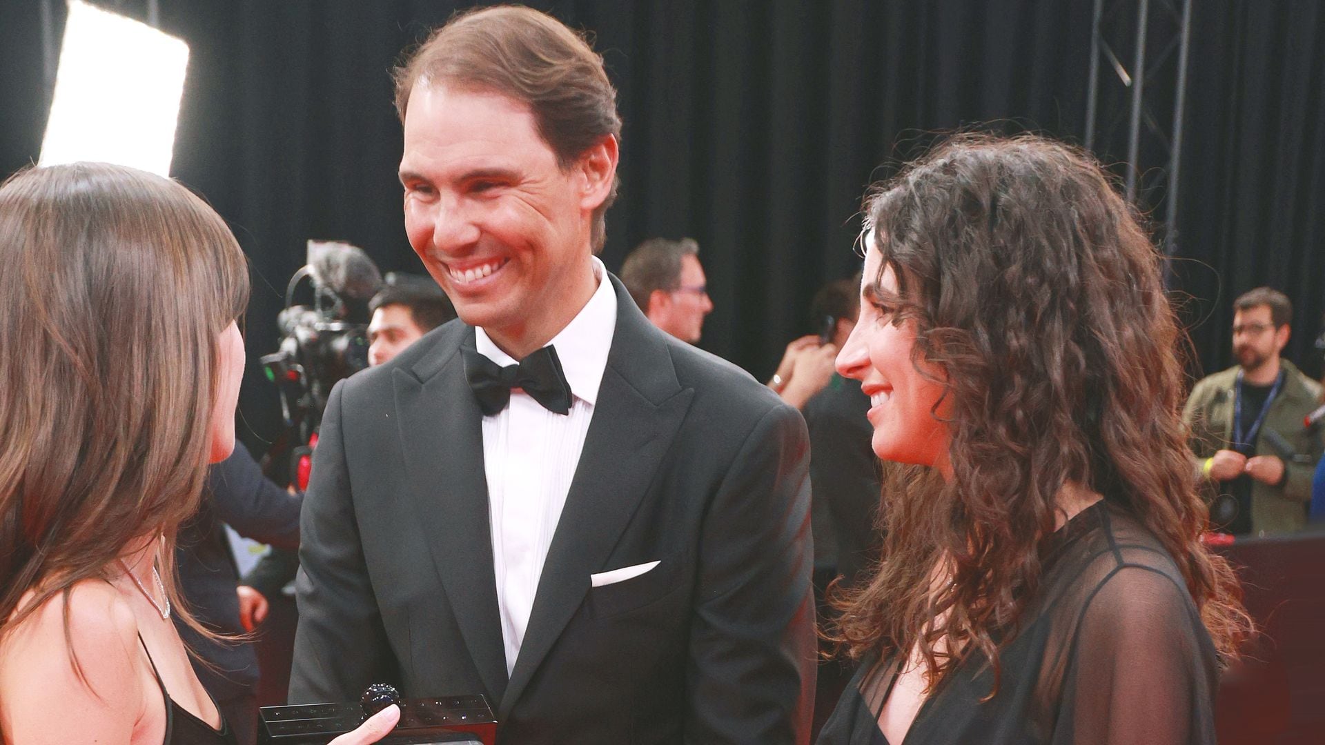 ​Mery Perelló recurre a su peinado favorito y un vestido con transparencias para lucir su segundo embarazo en los Premios Laureus