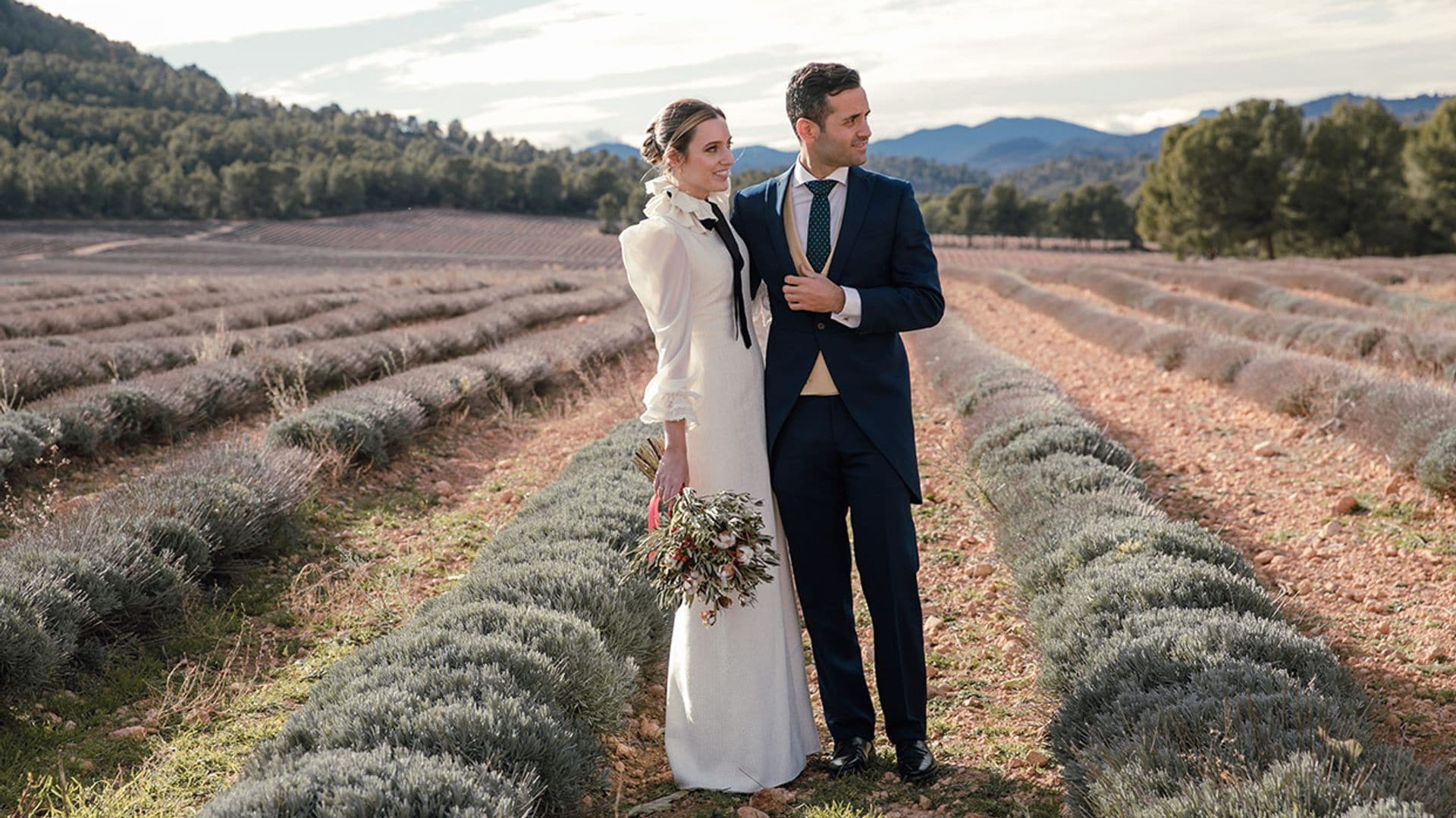 La boda en Albacete de Paloma, la novia del fabuloso look victoriano y los zapatos 'low cost'