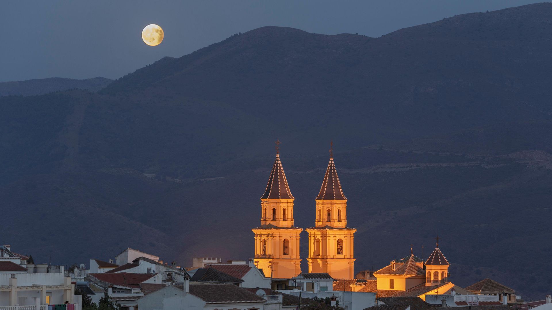 Eclipse lunar, con la iglesia de Órgiva en Granada iluminada