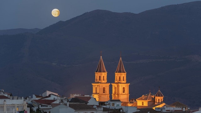 Eclipse lunar, con la iglesia de Órgiva en Granada iluminada
