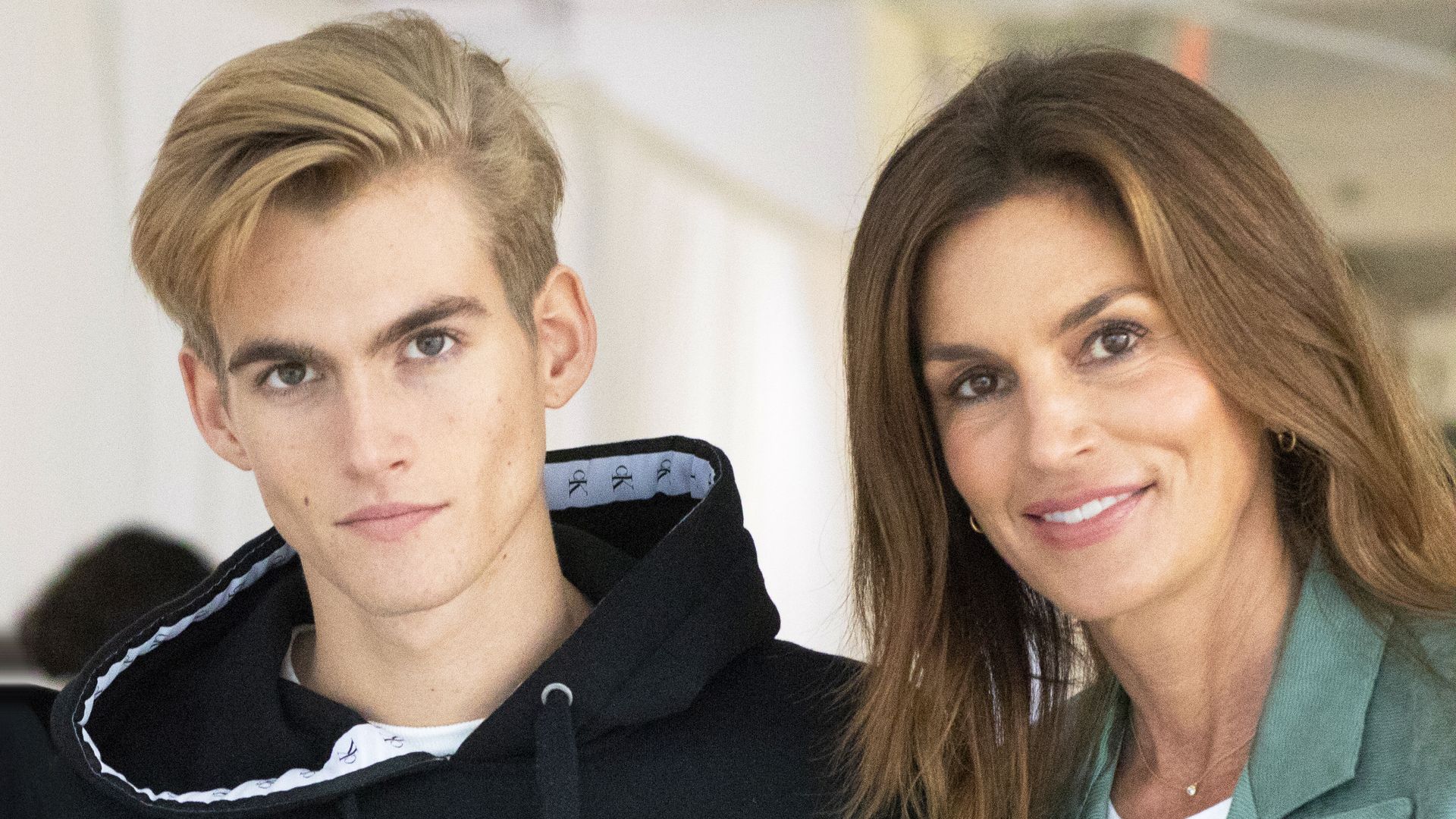 Presley Gerber y Cindy Crawford, entre bastidores del desfile primavera-verano 2019 de Sies Marjan durante la Semana de la Moda de Nueva York, el 9 de septiembre de 2018
