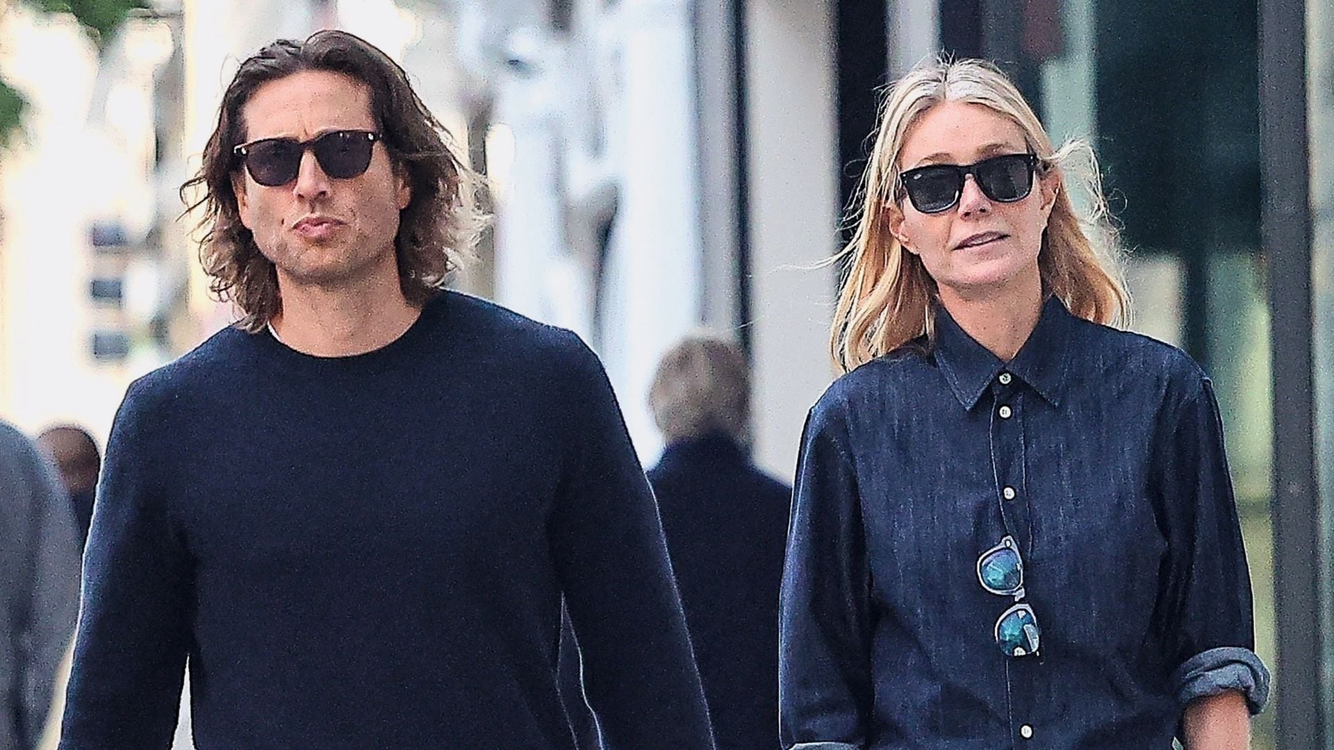 Gwyneth, que continúa dando mucho que hablar con su empresa, Goop, junto a su marido, Brad Falchuk, en un día de compras.