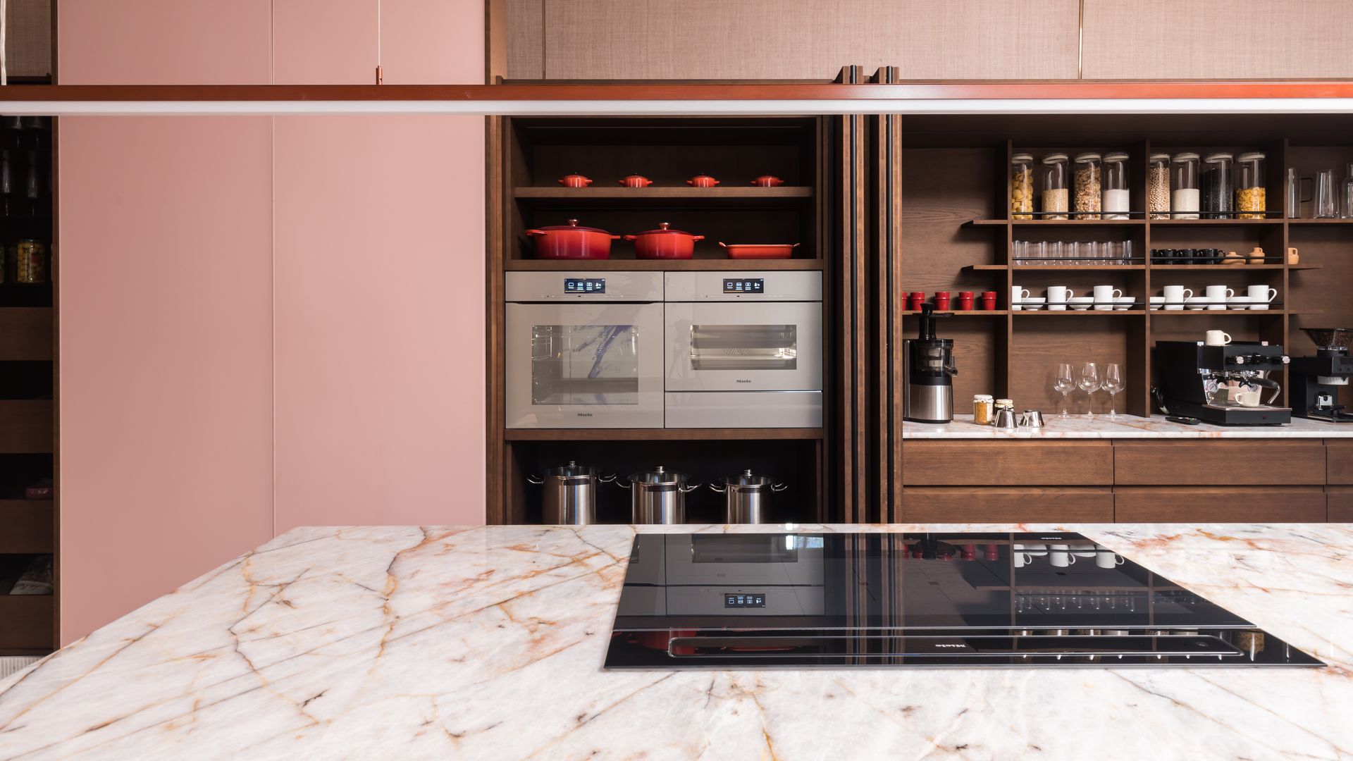 Cocina con desayunador oculto en un armario con puertas plegables y escamoteares, encimera de piedra