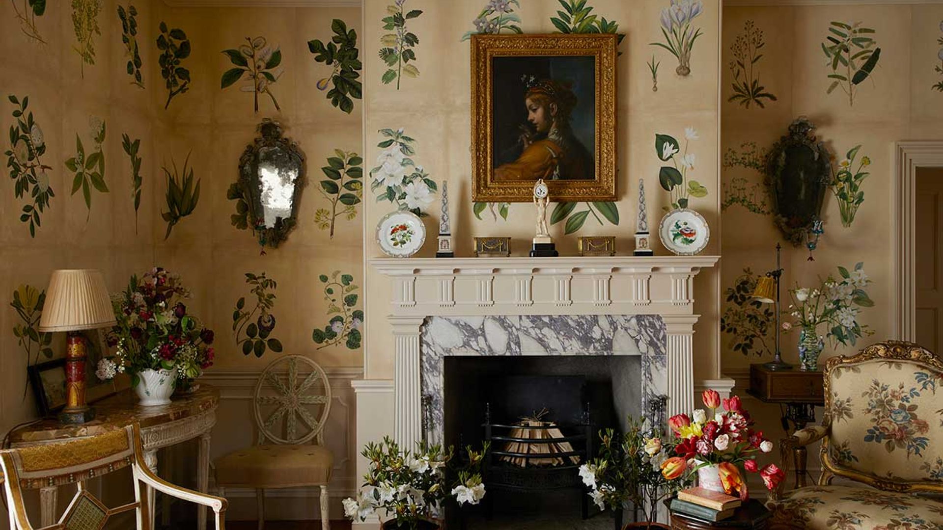 Los papeles pintados con flores y motivos vegetales, reyes de la decoración de este invierno