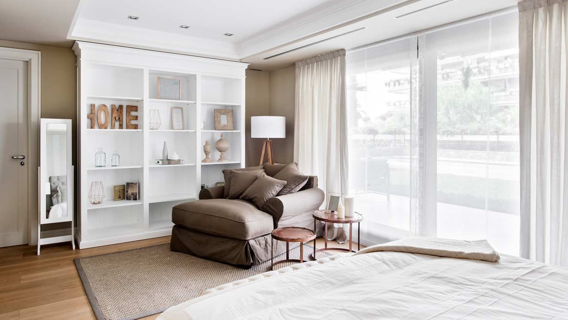 Cómo combinar estores y cortinas para regular bien la luz y ganar un plus de estilo