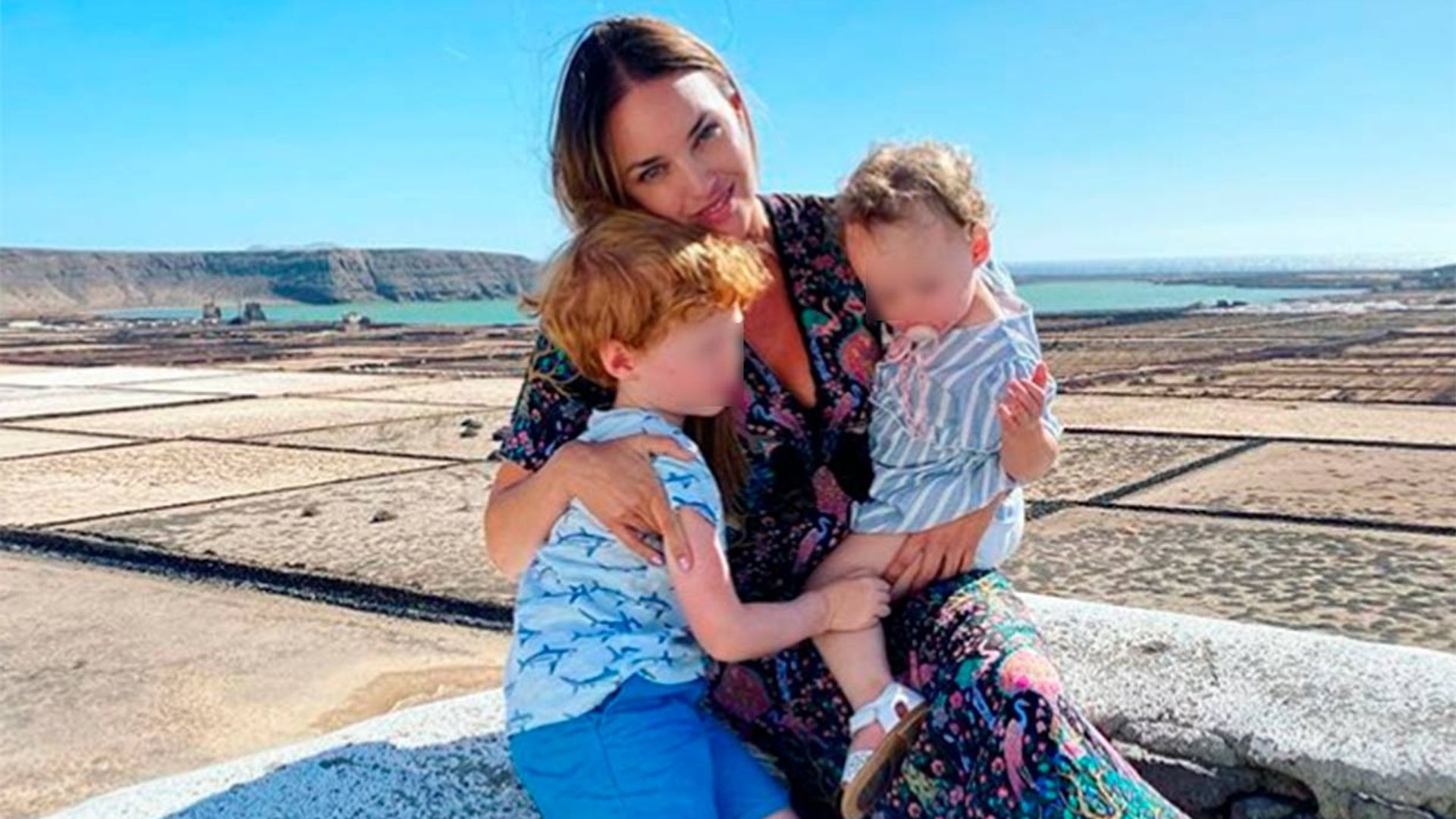 Acompañada de sus hijos y con la divertida felicitación (a distancia) de Rudy, Helen Lindes  sopla 39 velas