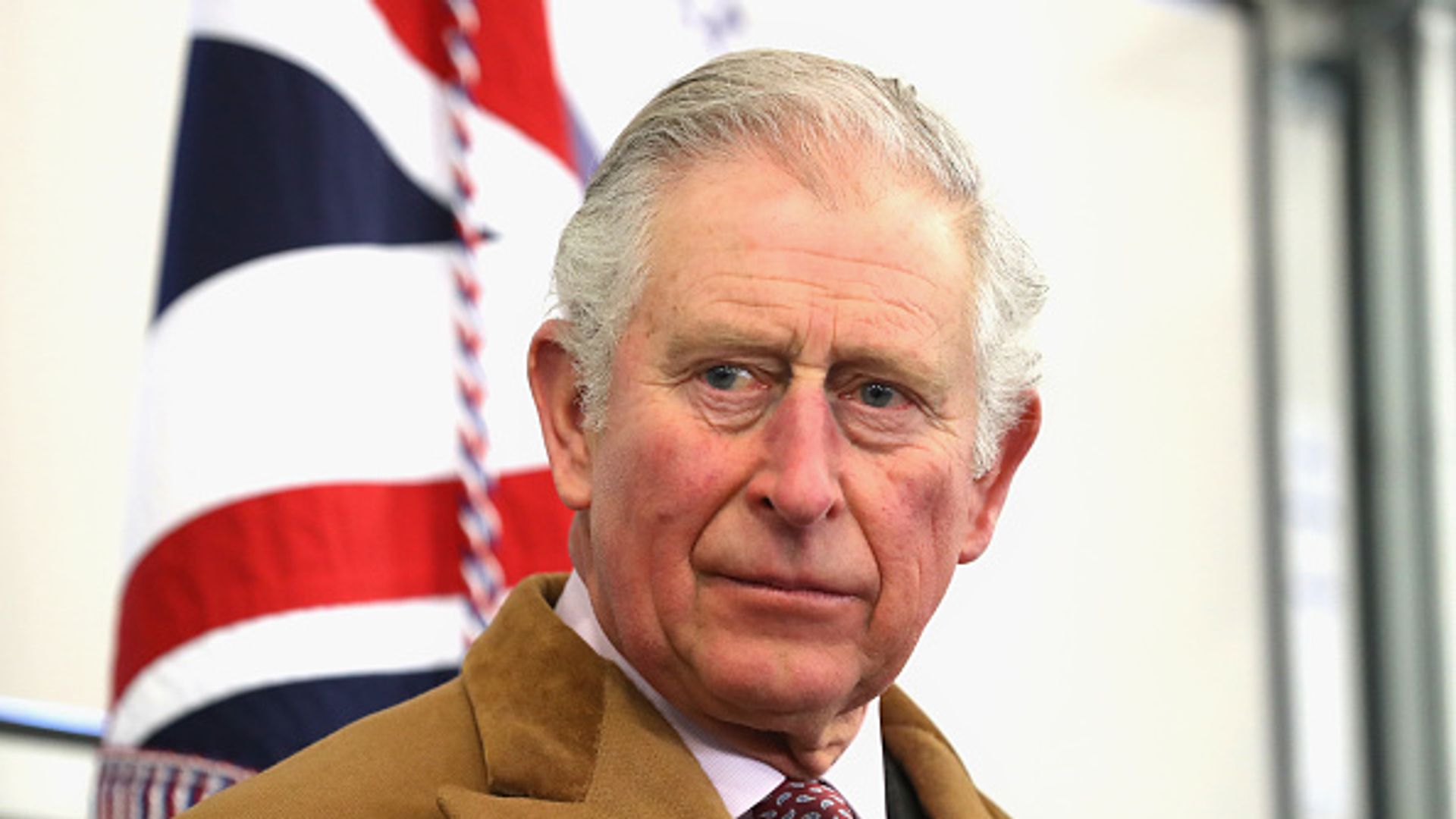 El príncipe Carlos, entonces príncipe de Gales, durante su visita a la nueva estación de servicios de emergencia de Barnard Castle, en Durham, Inglaterra