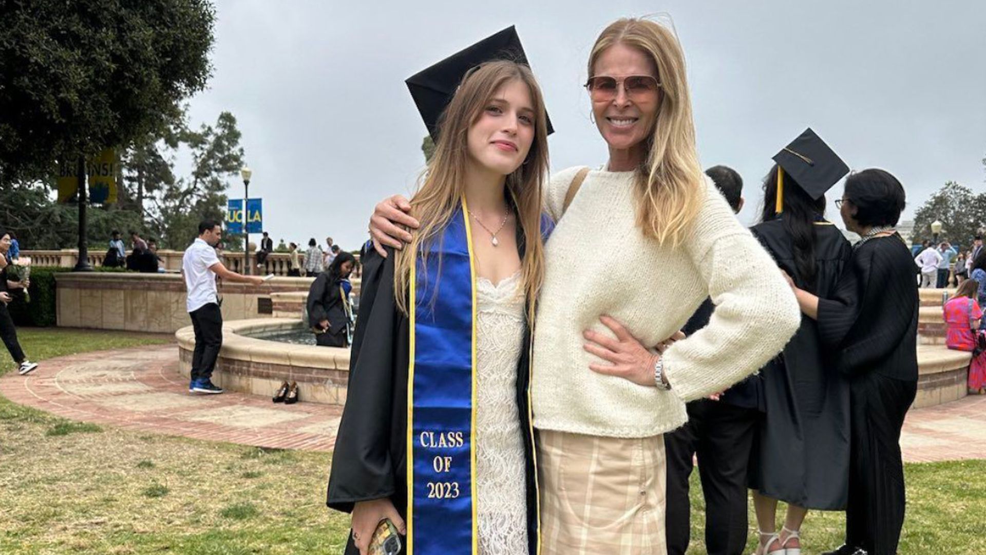 Catherine Oxenberg, actriz e hija de Isabel de Yugoslavia, una orgullosa mamá en la graduación universitaria de su hija Maya