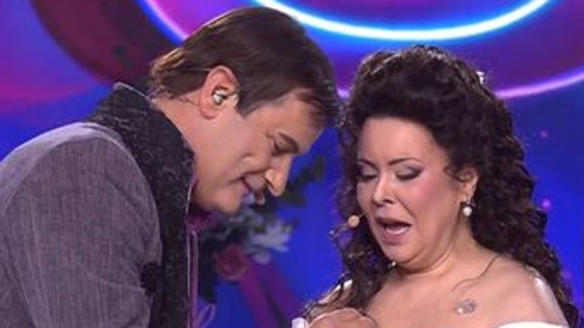 Momento en el que el diestro le pone el anillo a su mujer