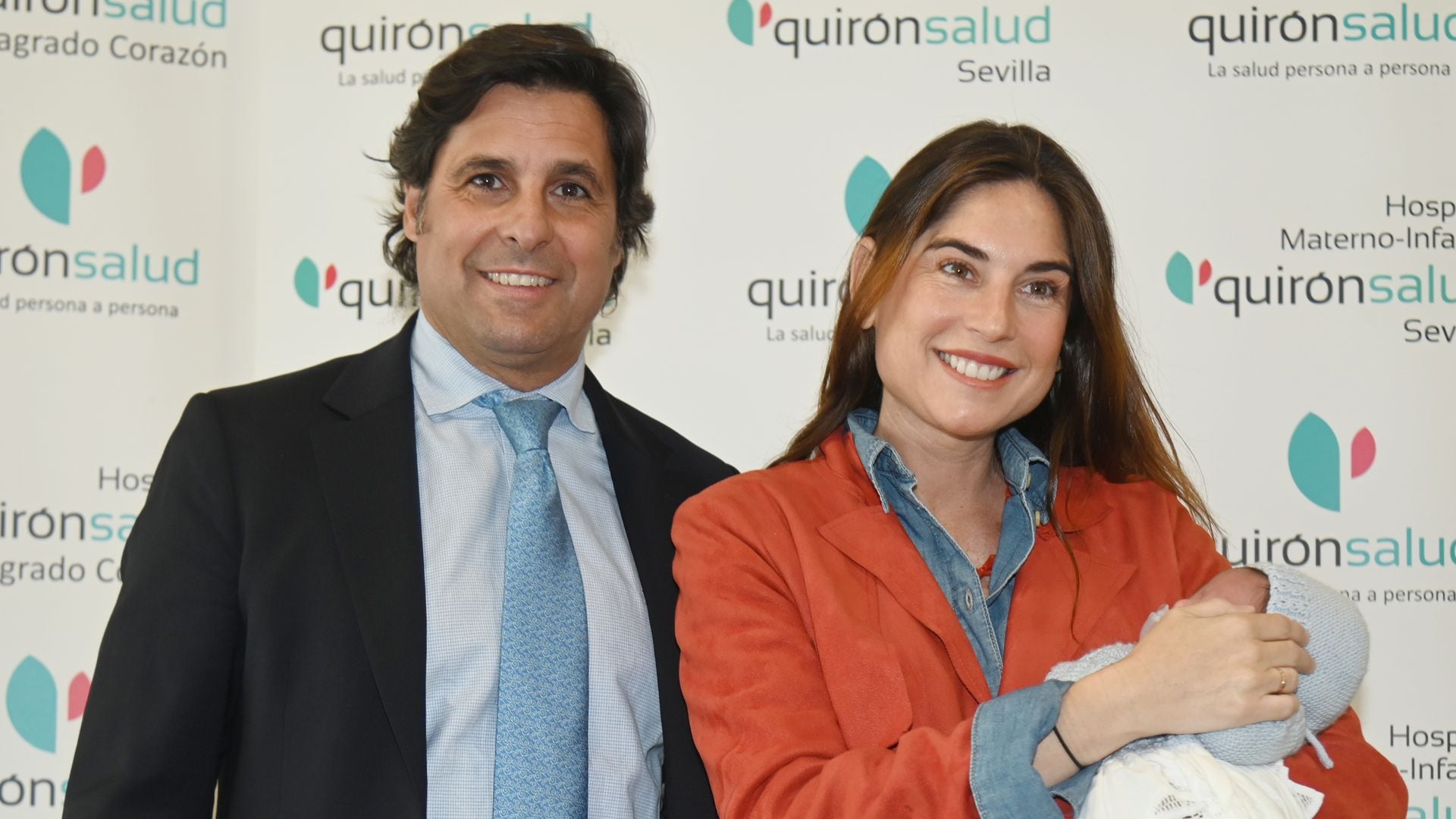 Francisco Rivera y Lourdes Montes presentan a su bebé a las puertas del hospital
