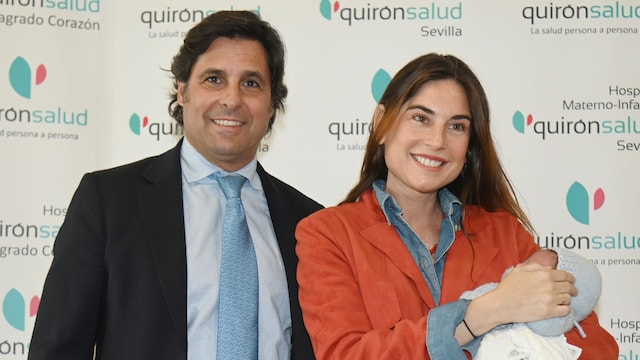 Francisco Rivera y Lourdes Montes posan con su hijo Nicolás