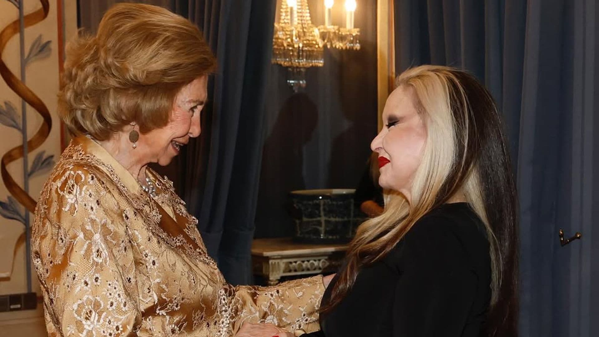 La reina Sofía, con Alaska en un acto en el Teatro Real 