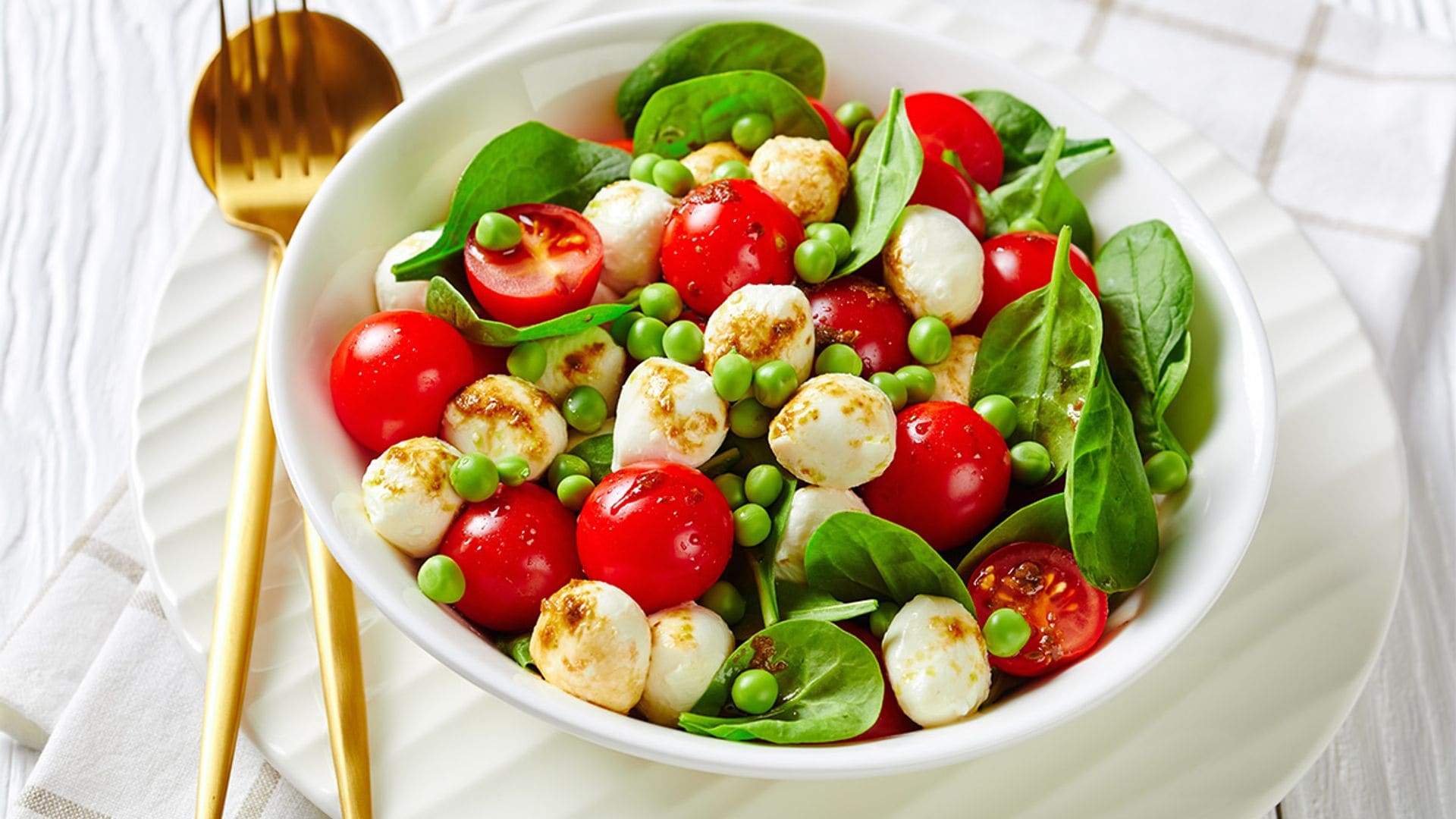 Ensalada Caprese con guisantes lágrima