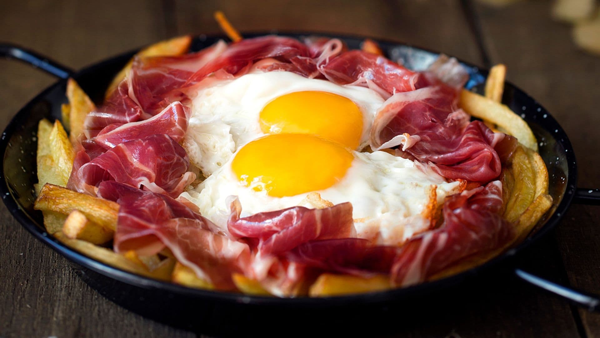 Cómo hacer huevos rotos, de la sartén a la mesa