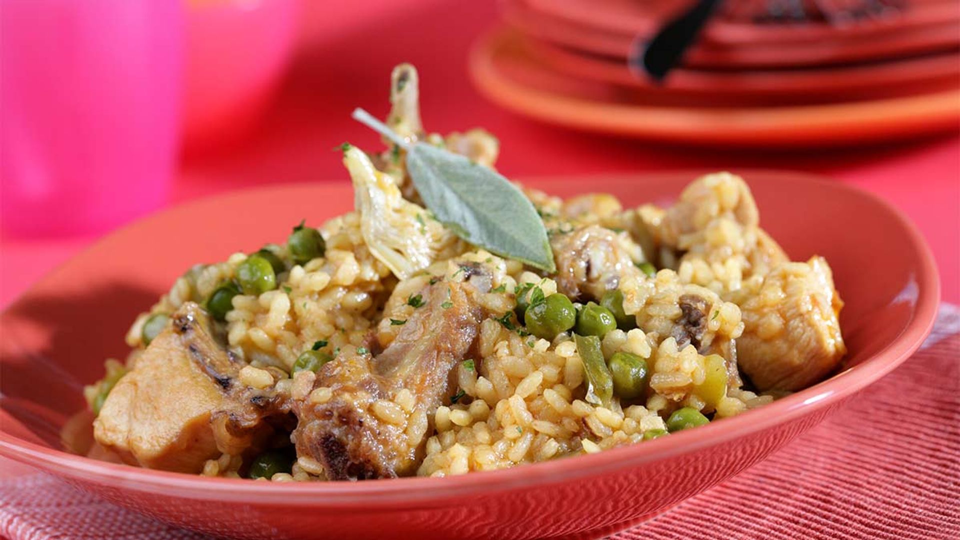 Arroz con conejo, vegetales y salvia