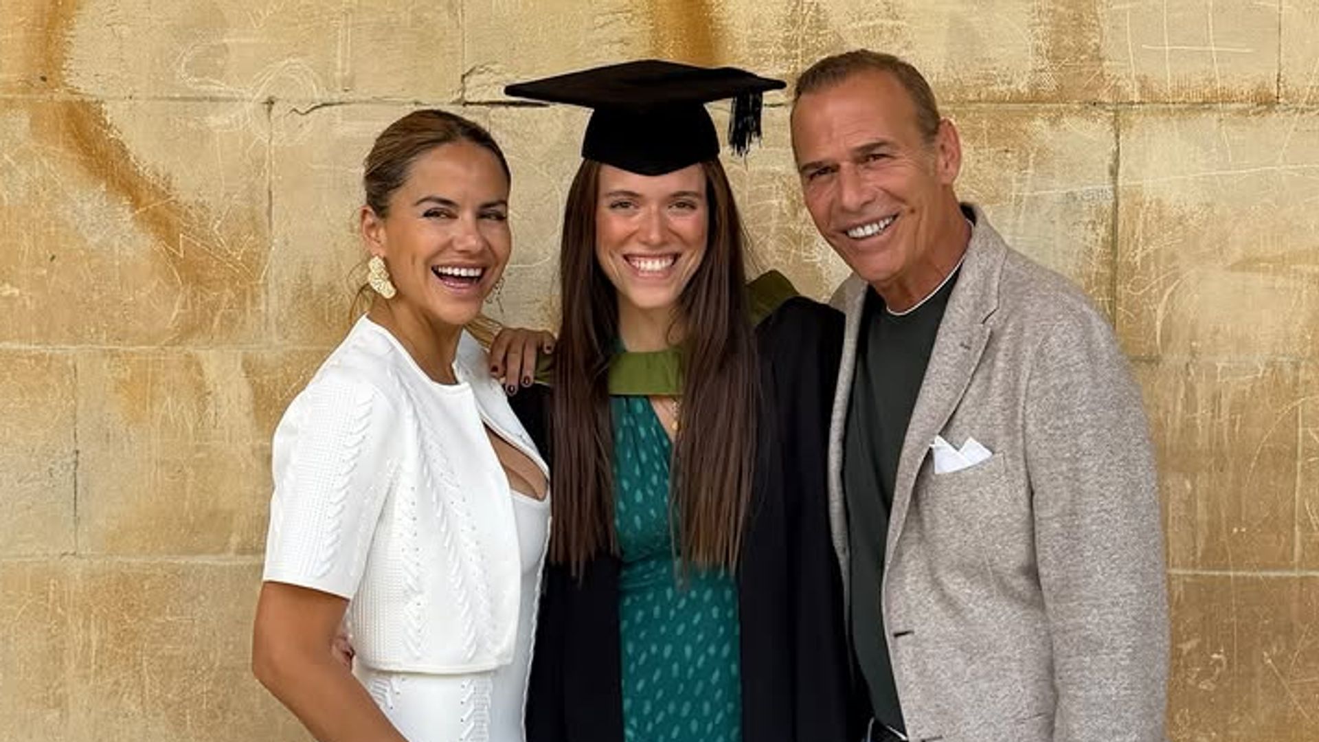 Las imágenes de la graduación de Luna, hija de Carlos Lozano y Mónica Hoyos, en la Universidad de Bath: "Nadie dijo que fuera fácil"