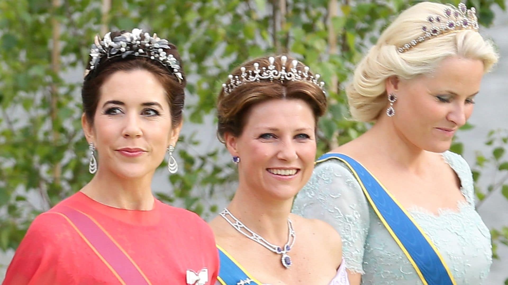 Mary de Dinamarca con las princesas Marta Luisa y Mette Marit de Noruega durante la boda de Magdalena de Suecia y Chris O'Neill