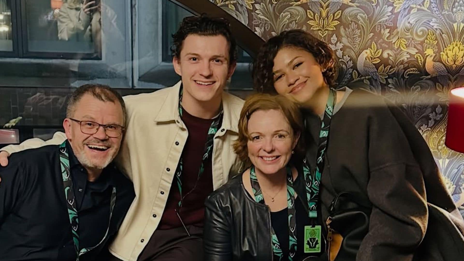 Zendaya y Tom Holland con los padres del actor