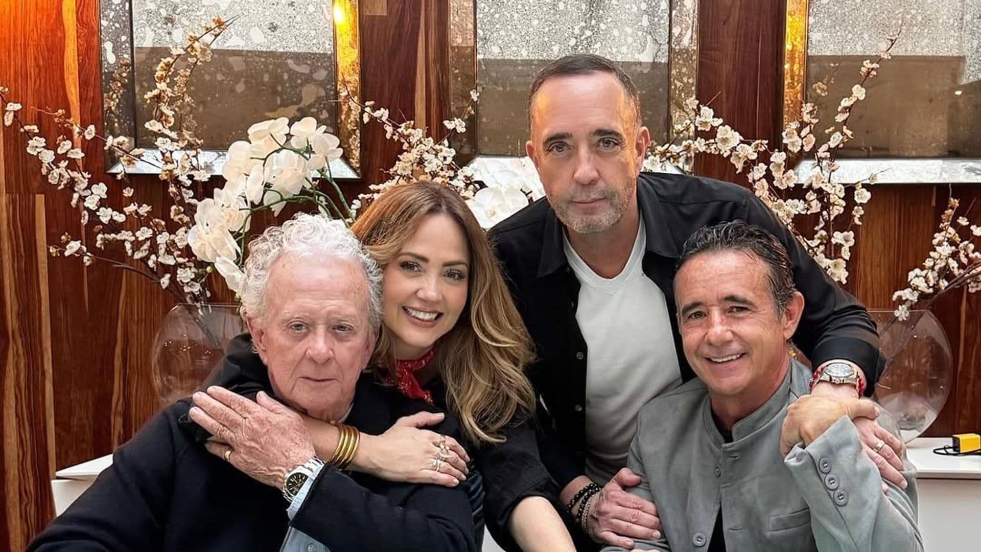 Andrea Legarreta al lado de su papá y de sus hermanos.