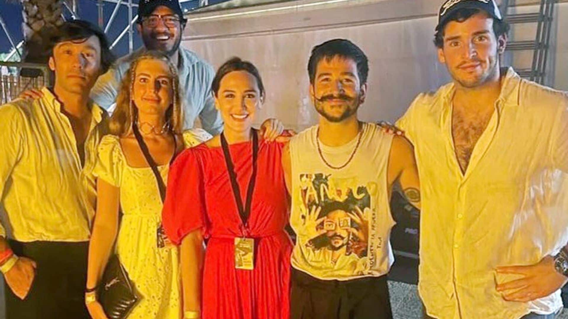 Las vacaciones de Tamara Falcó e Iñigo Onieva con su 'tribu' en Mallorca: encuentro con Camilo y planes gastro