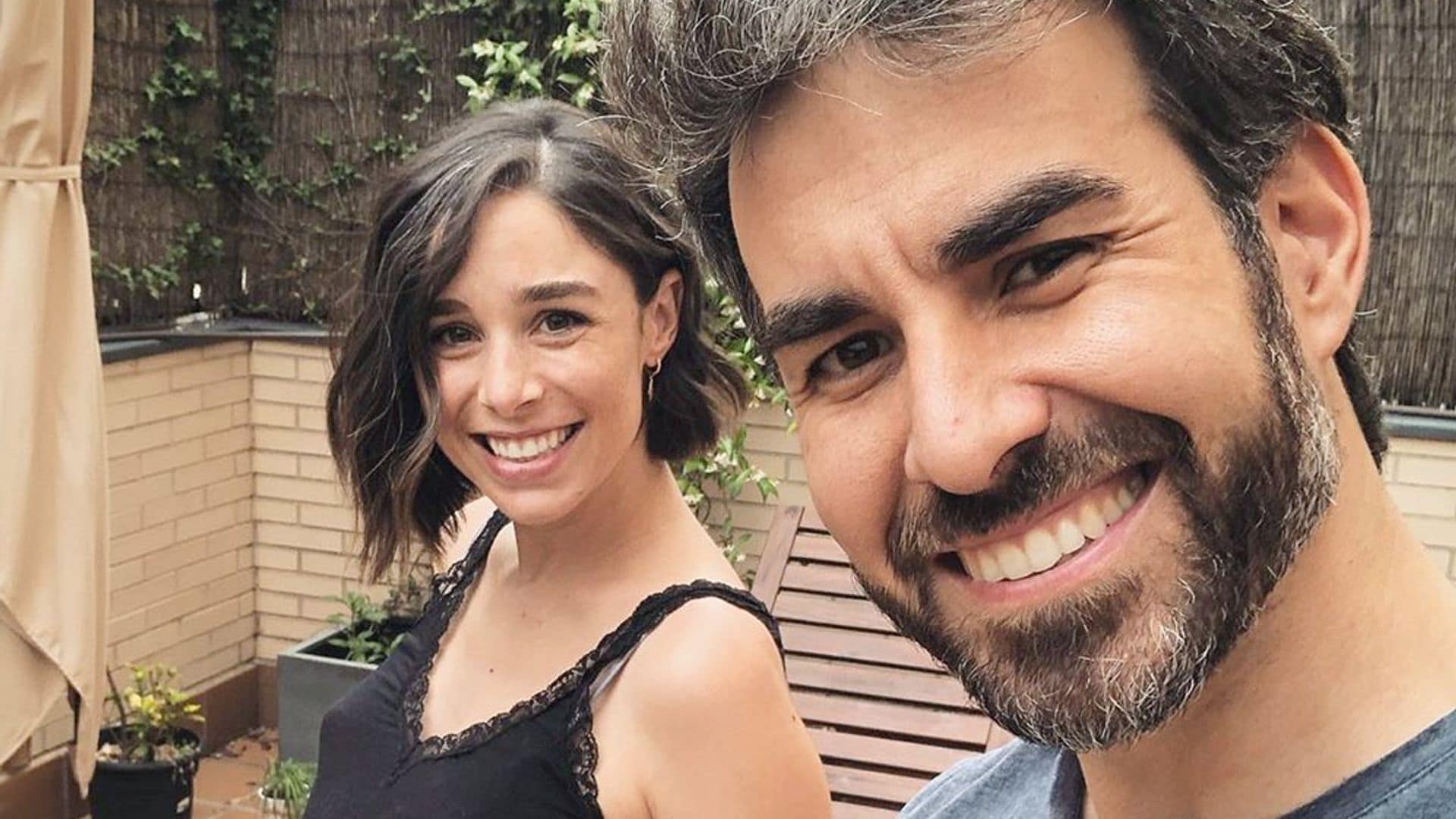 Daniel Muriel vuelve a casa con Candela Serrat y su hija recién nacida