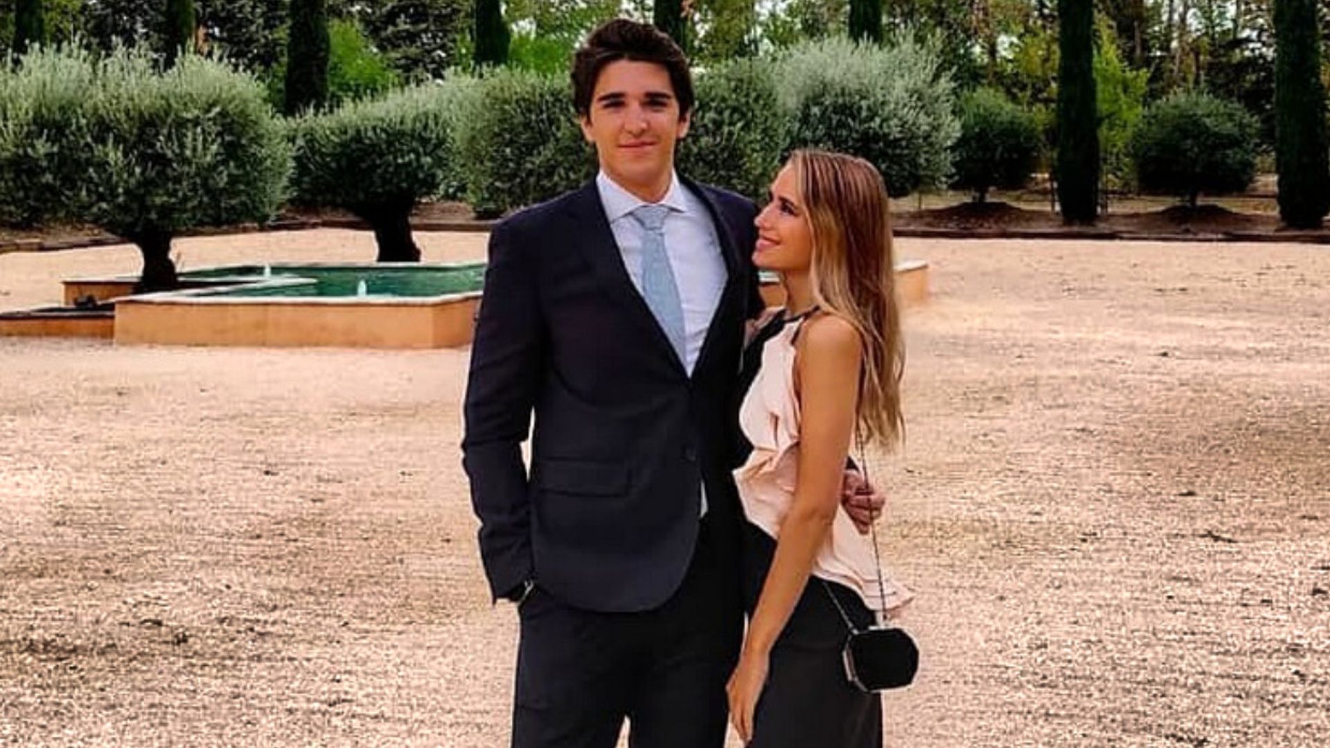 Javier García Obregón y Eugenia Gil celebran su pedida de mano rodeados de familiares y amigos