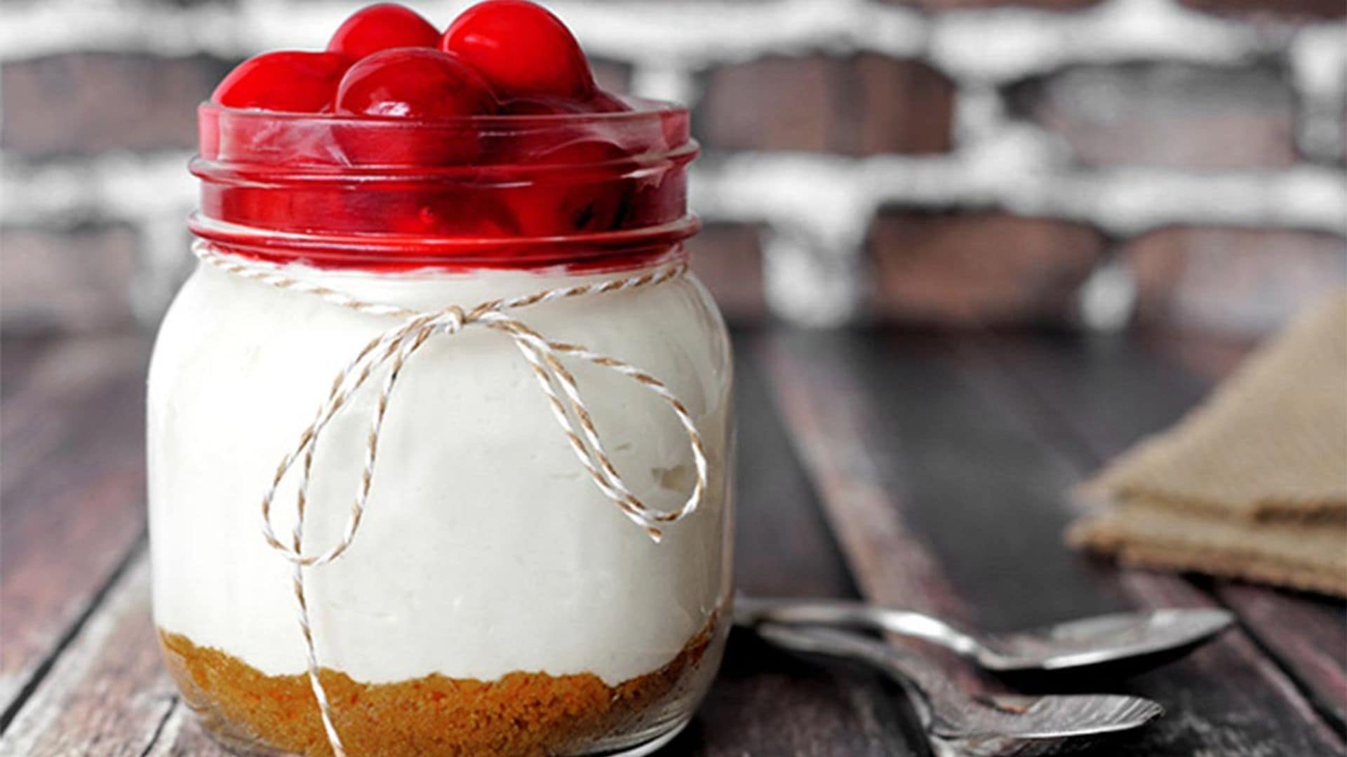 Postre de queso, cerezas y galleta