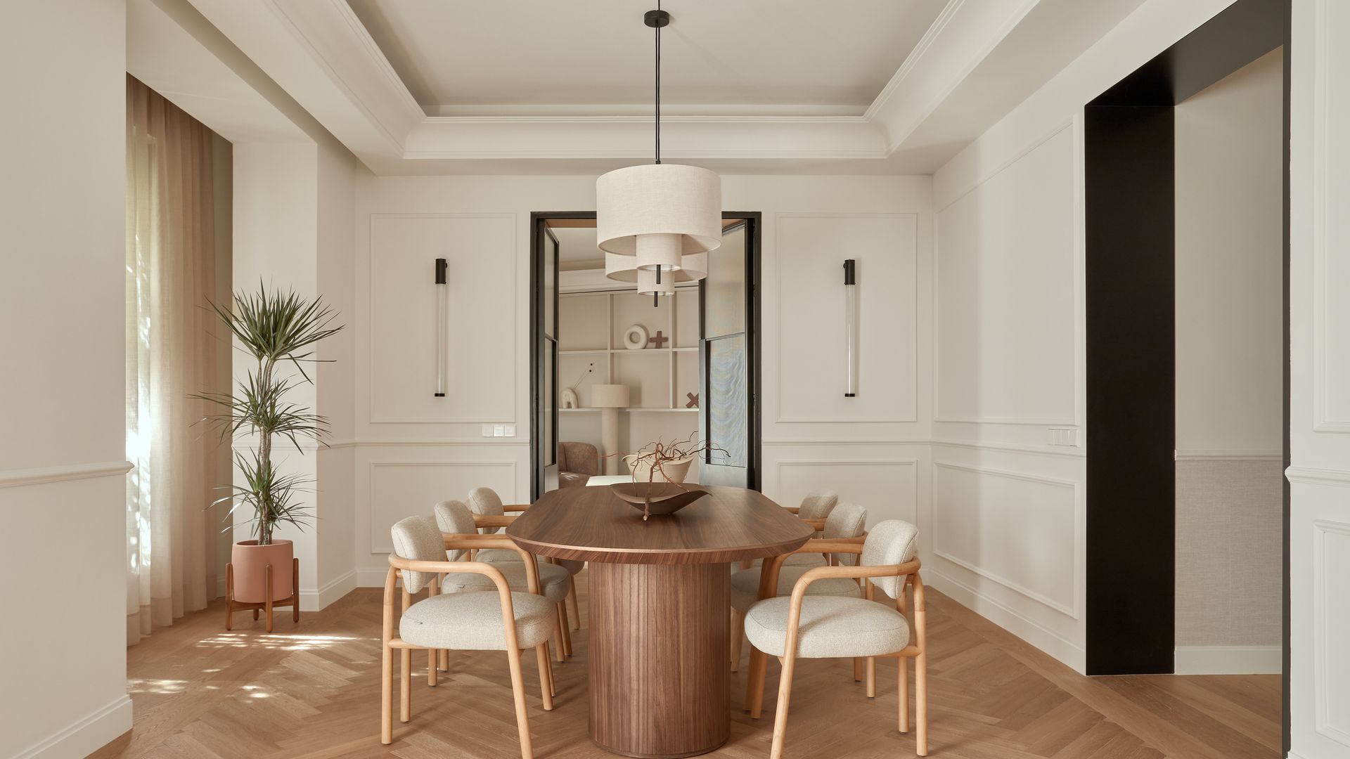 Una vivienda serena y atemporal donde la madera conecta cada estancia, diseño de Haruti Interiorismo