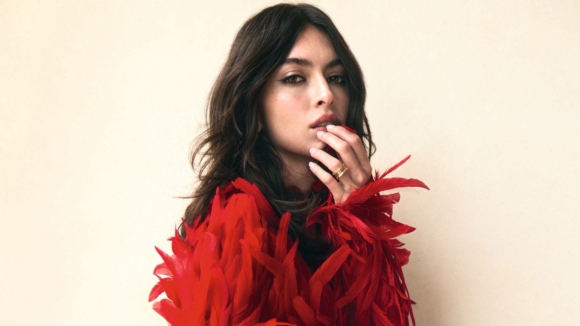 ENTRE PLUMAS
La modelo Lucía Rivera posa con vestido rojo de Ferragamo; zapatos, de Aquazzura,
y joyas, de Bvlgari.