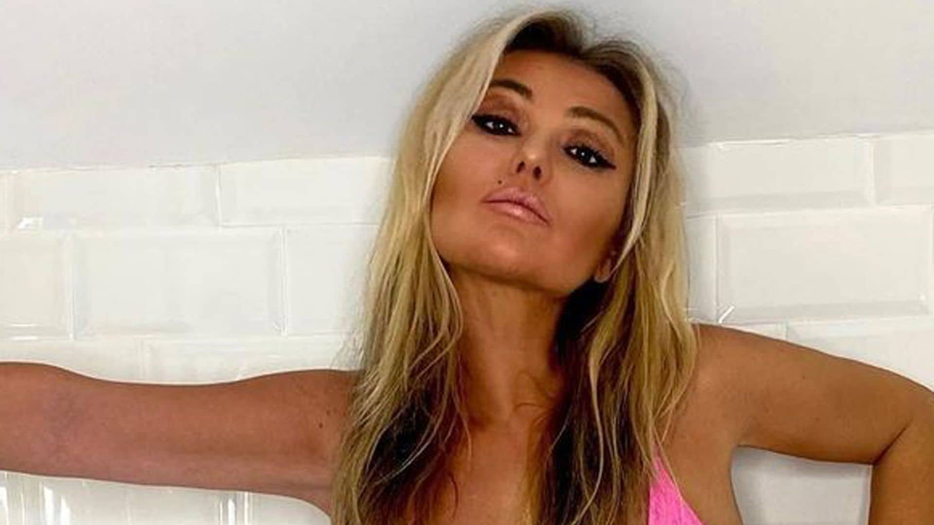 Con un bañador rosa y en la ducha, el posado más explosivo de Amaia Montero