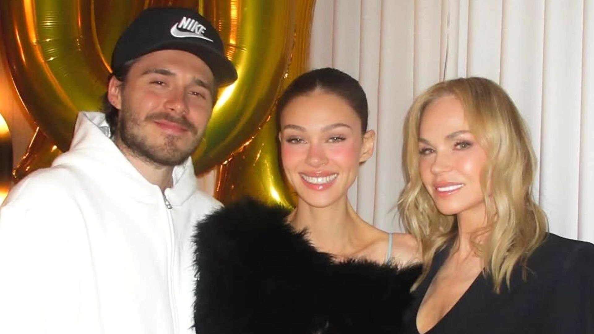 Nicola Peltz celebra el cumpleaños de su madre junto a Brooklyn Beckham con el conjunto más dosmilero: vaqueros de tiro bajo y sujetador de encaje