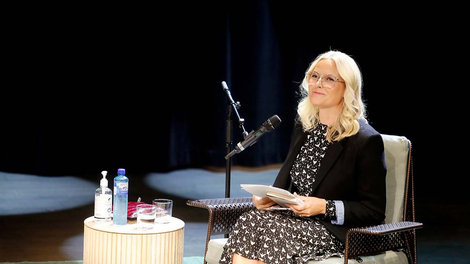 'Me sonrojo solo con oírlo', la reacción de Mette-Marit ante el pasaje ‘picante’ de un libro