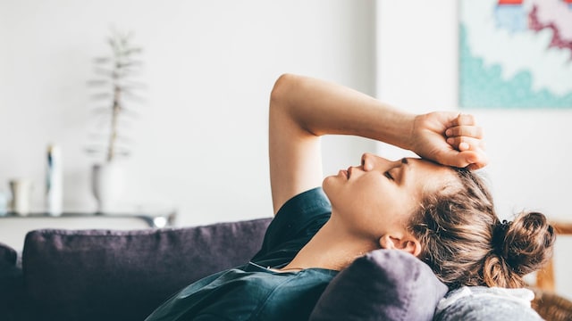 Mujer cansada tumbada en el sofá