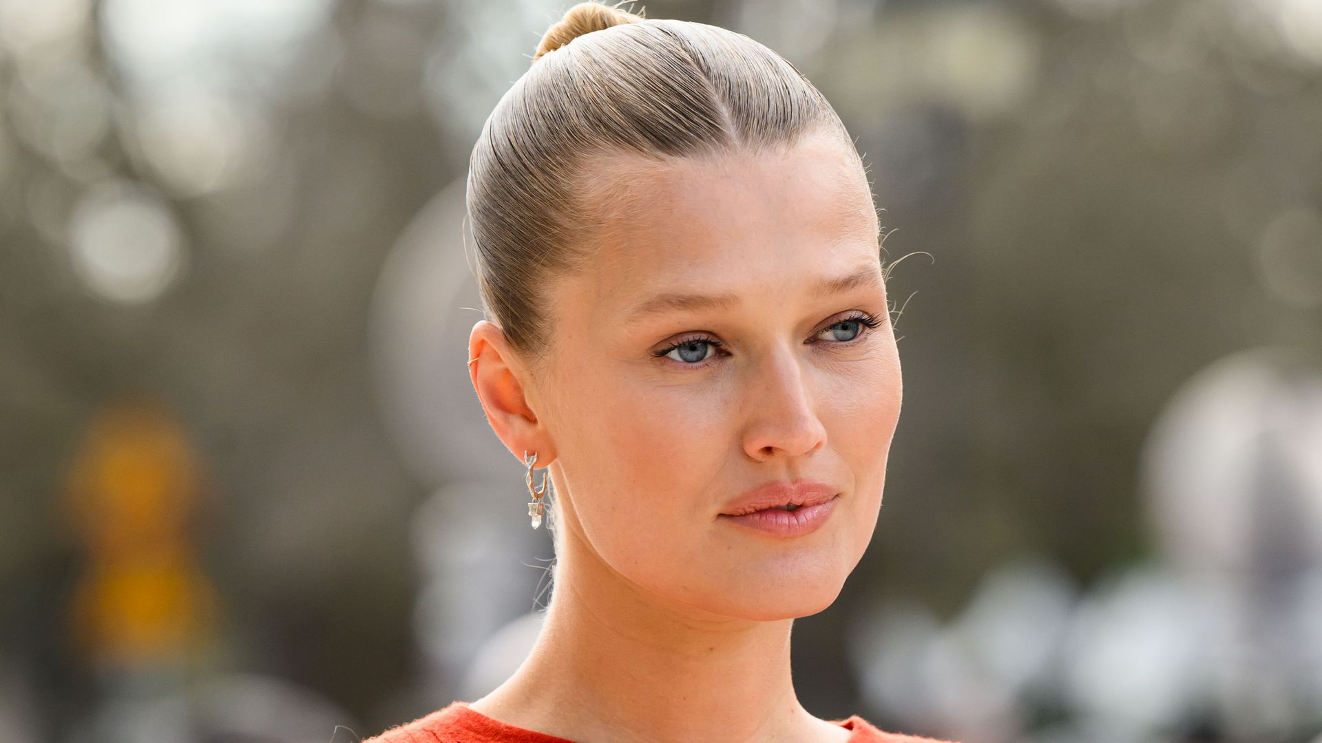 Toni Garrn con jersey rojo de Gabriela Hearst en la Semana de la Moda de París