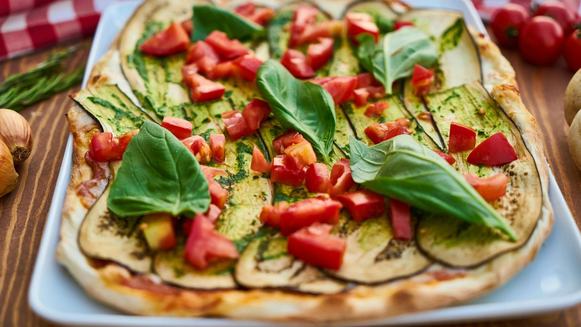 Coca de berenjena, pesto y tomate: la receta de verano que vas a repetir una y otra vez