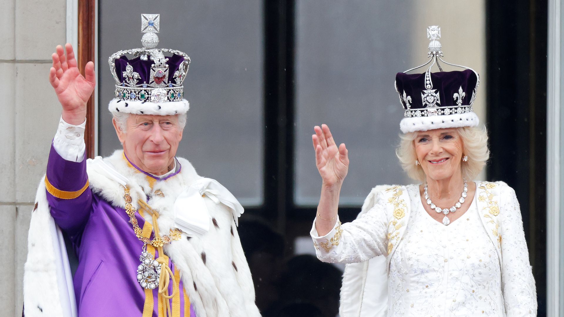 Carlos III y la reina Camila saludan desde el balcón del Palacio de Buckingham tras su coronación