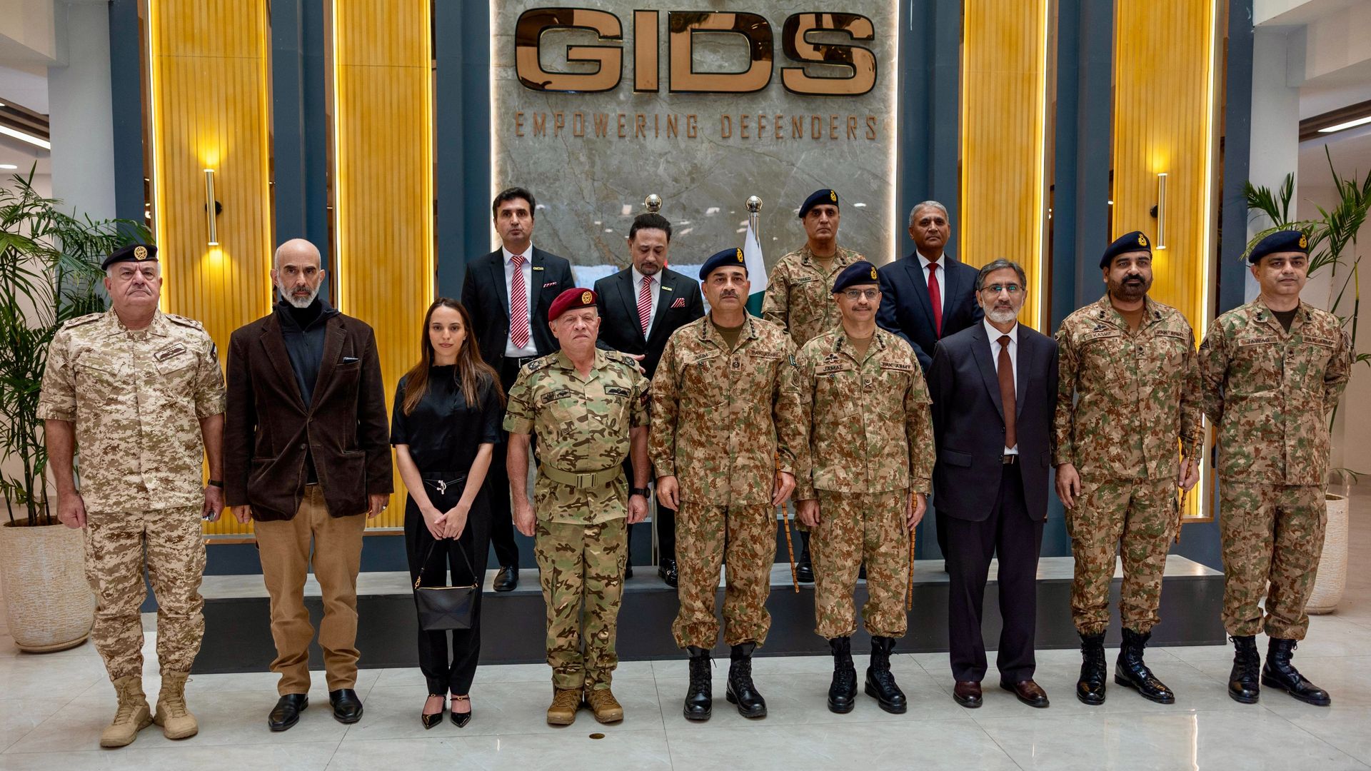 La princesa Salma de Jordania junto a su padre, el rey Abdalá